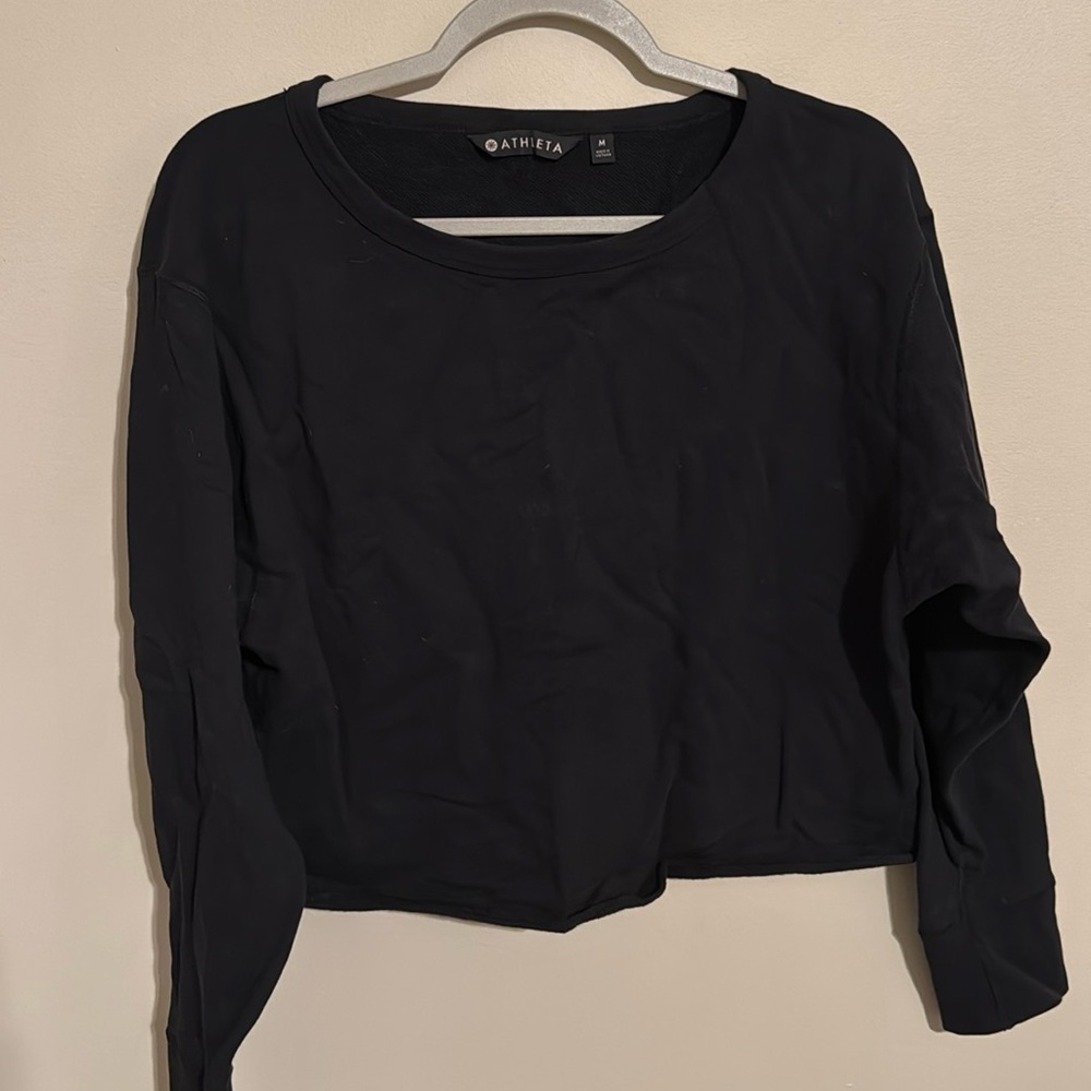 Cropped black sweatshirt